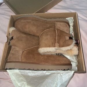 Womens size 10 Uggs w/bow. Never worn